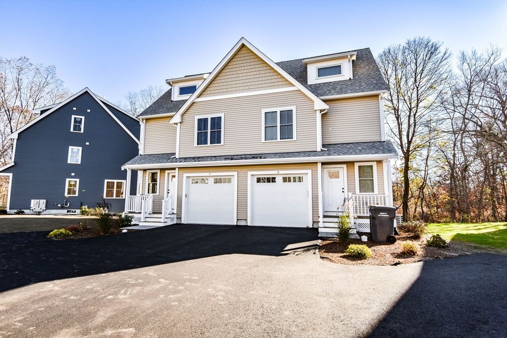 Attached, Exterior, Facade, Farmhouse