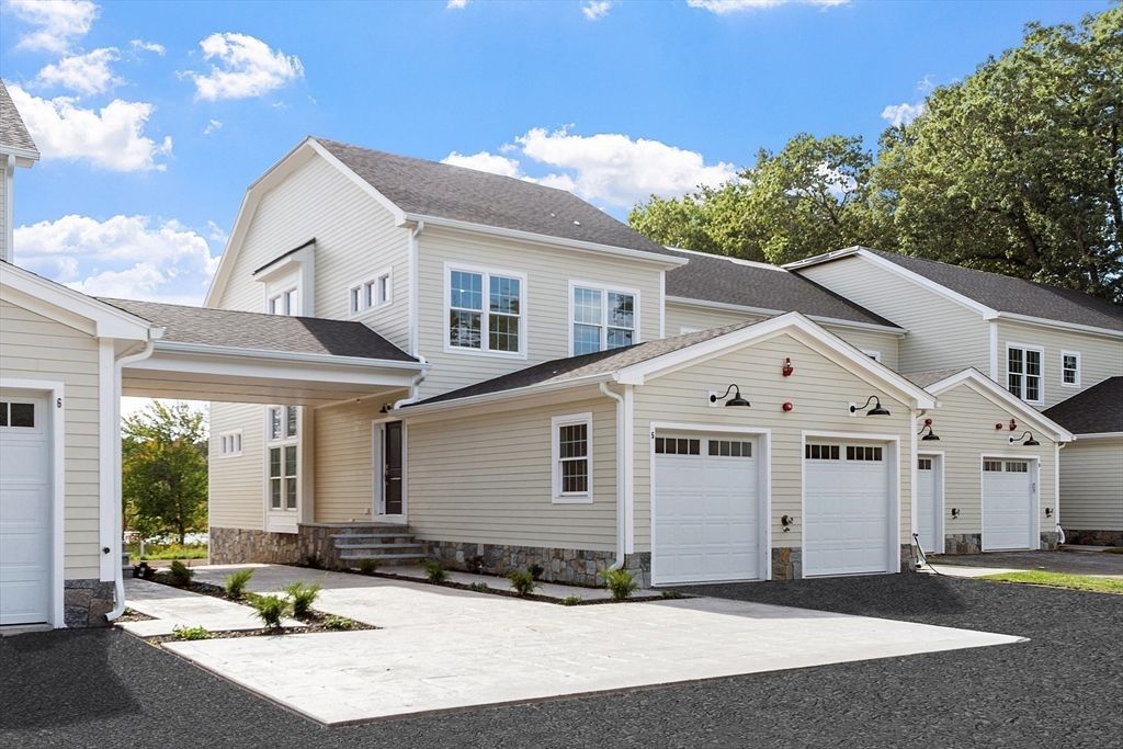 Attached, Exterior, Facade, Farmhouse