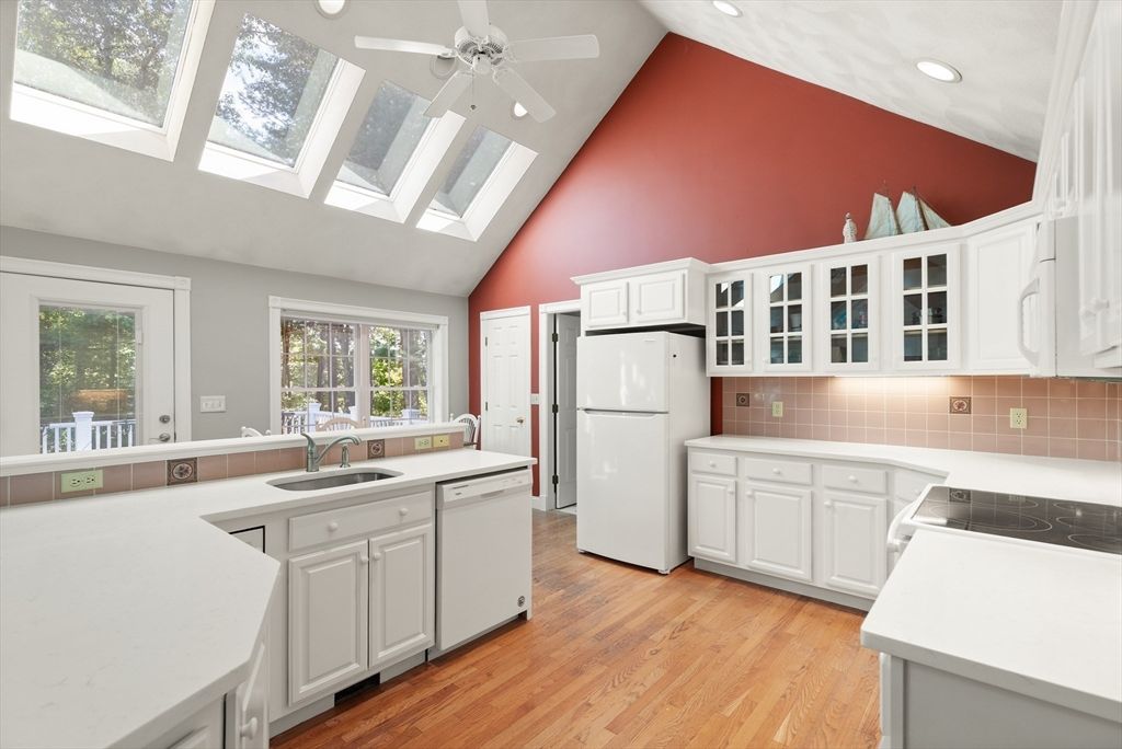 Glass Ceilings, Interior, Kitchen, Recessed Lighting, Wood Texture Flooring