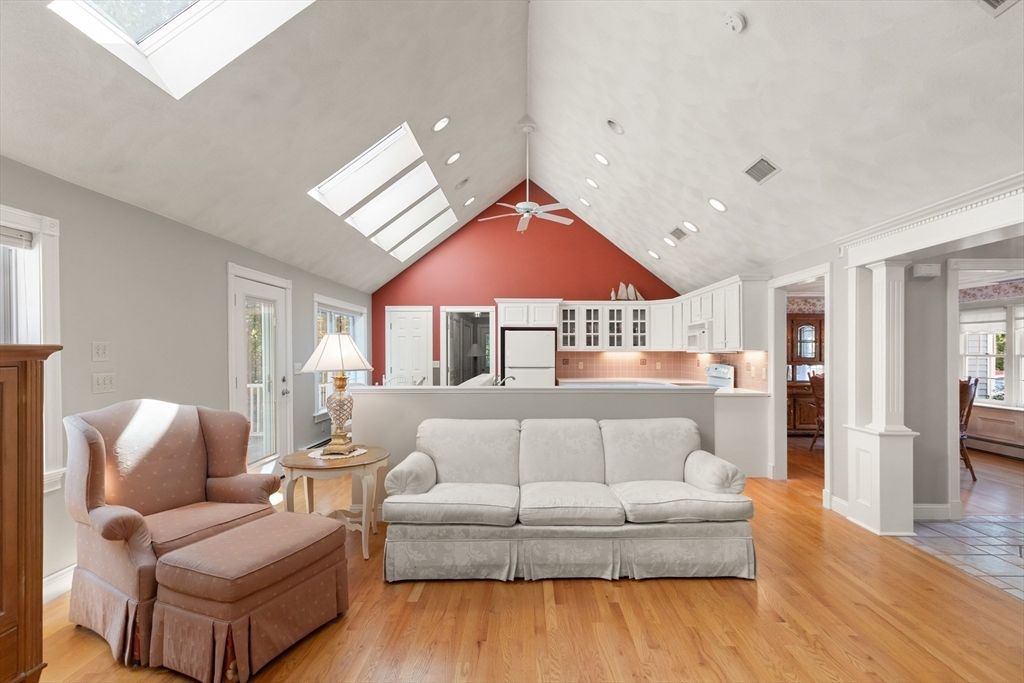 Interior, Recessed Lighting, Wood Texture Flooring