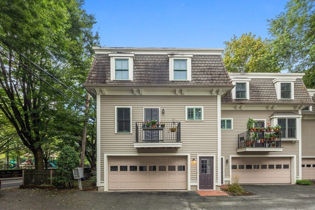Attached, Exterior, Facade, American Foursquare