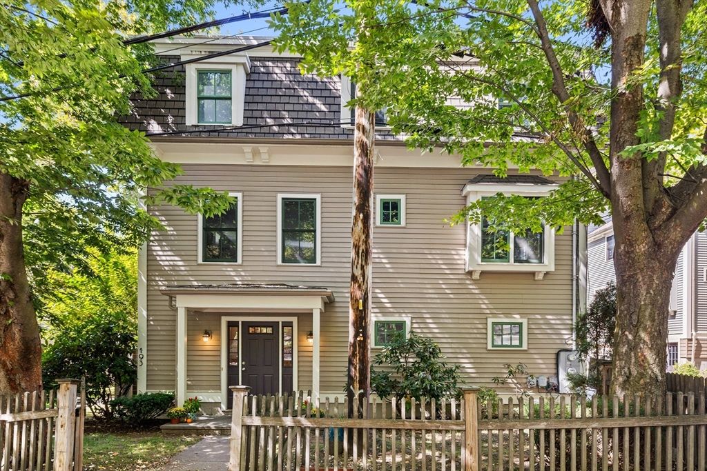 Exterior, Facade, American Foursquare