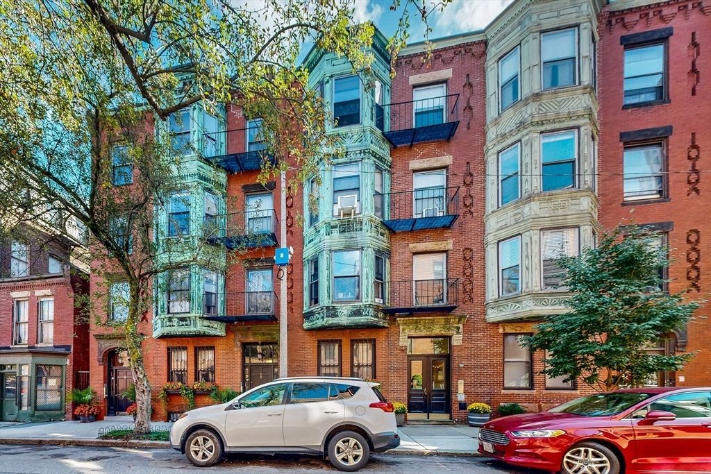 Exterior, Facade, Brick Facade, Rowhouse