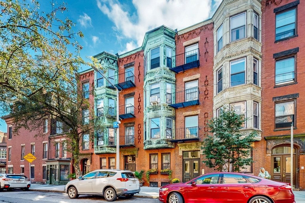 Exterior, Facade, Brick Facade, Rowhouse