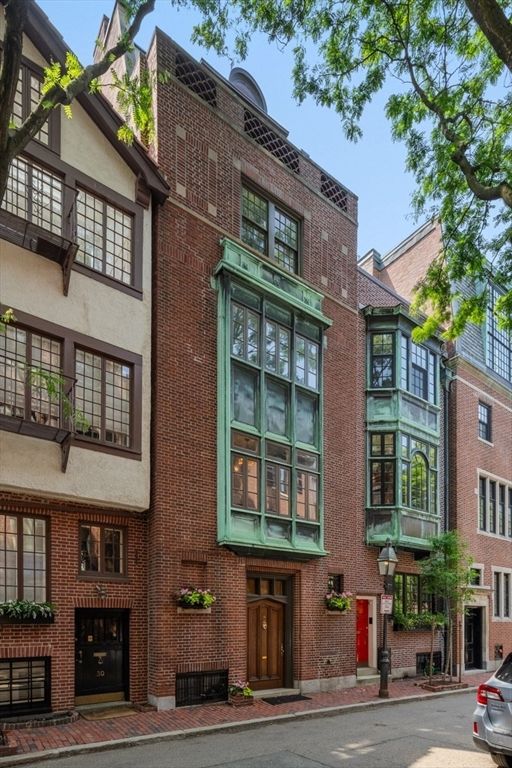 Exterior, Facade, Brick Facade, Rowhouse