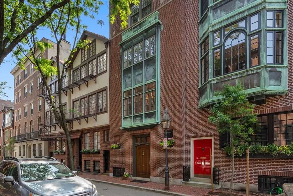 Exterior, Facade, Brick Facade, Rowhouse