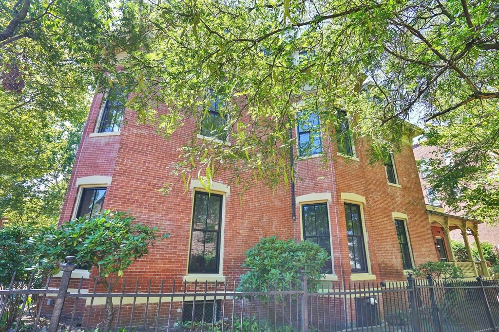 Exterior, Facade, Brick Facade, Rowhouse