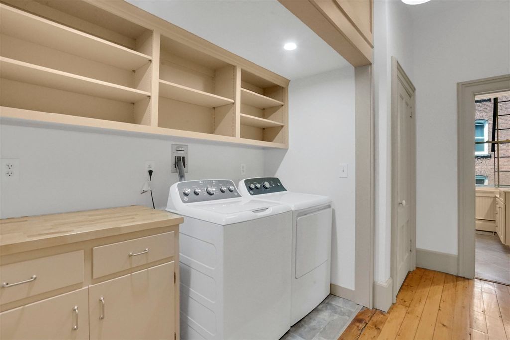 Interior, Recessed Lighting, Washer, Wood Texture Flooring