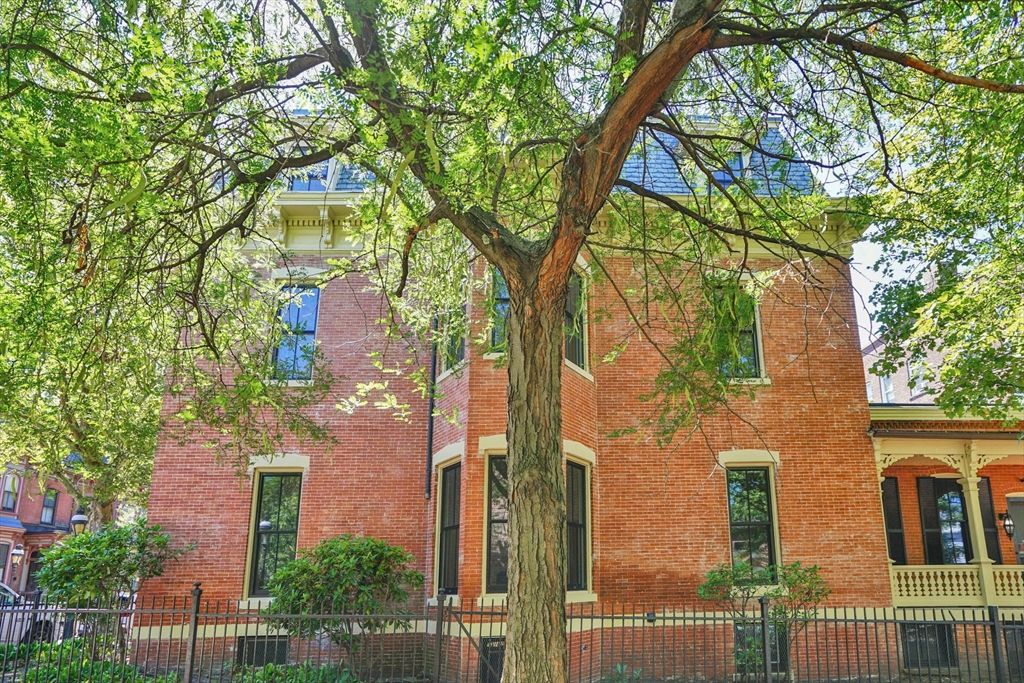 Exterior, Facade, Brick Facade, Rowhouse