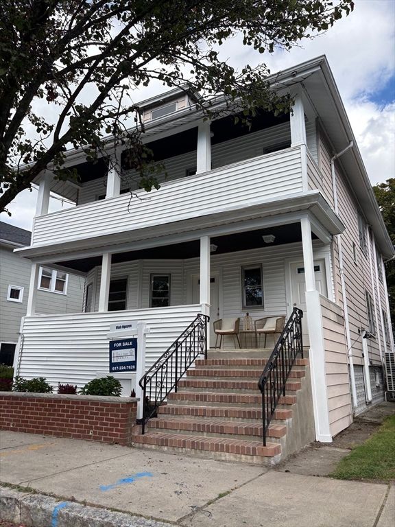 Exterior, Facade, American Foursquare