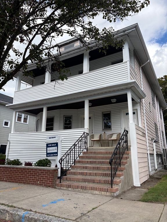 Exterior, Facade, American Foursquare