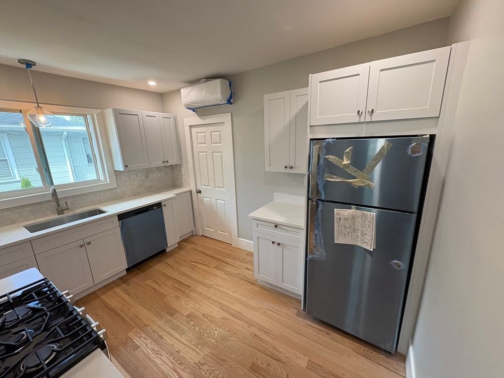 Interior, Kitchen, Pendant Lights, Recessed Lighting, Water, Wood Texture Flooring