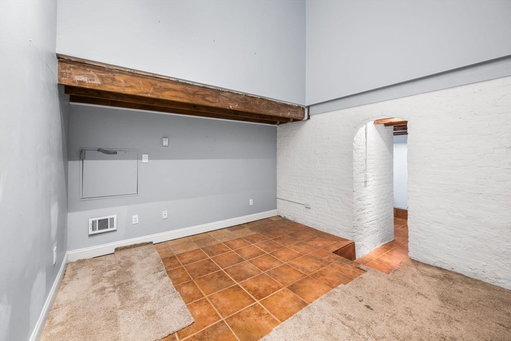 Empty room, Interior