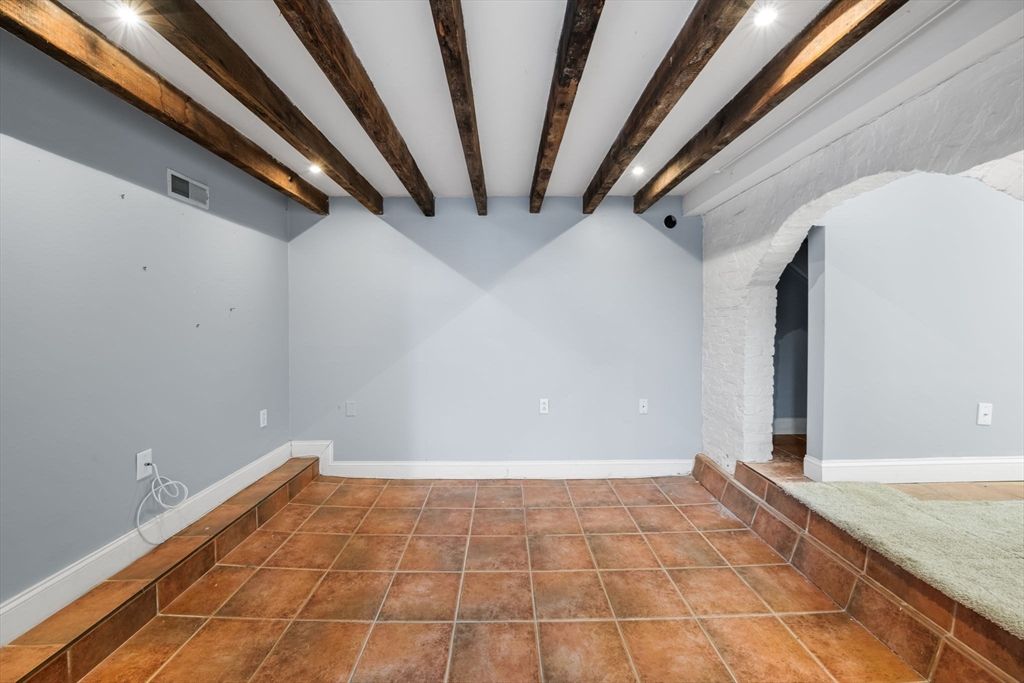 Empty room, Interior, Recessed Lighting, Wooden Beams