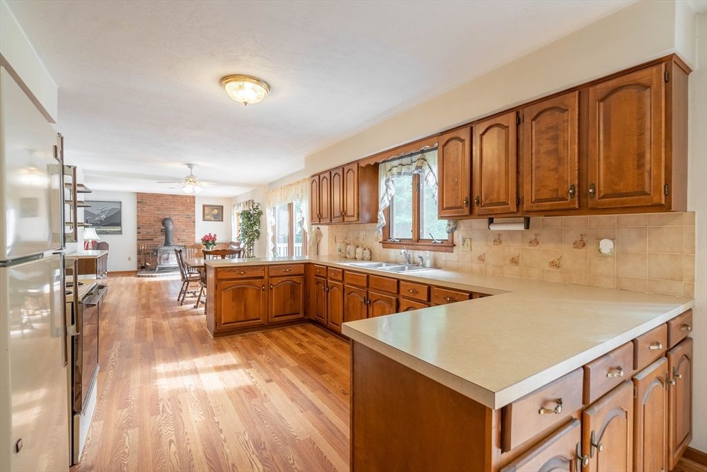 Dining room, Interior, Kitchen, Stone Walls, Wood Texture Flooring