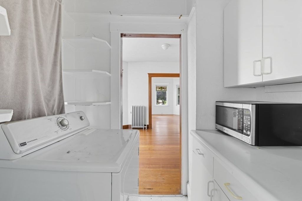 Interior, Utility Closets, Washer, Wood Texture Flooring