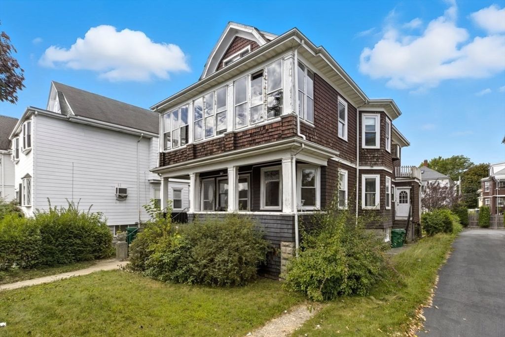 Exterior, Facade, Queen Anne Victorian