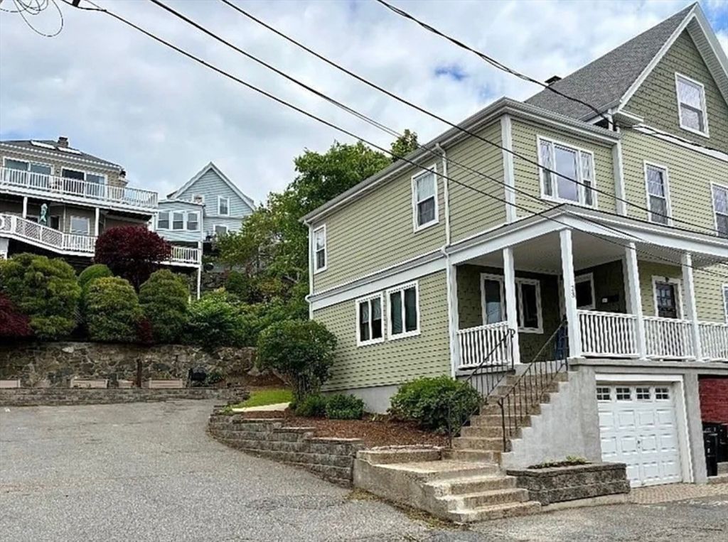 Attached, Exterior, Facade, Rowhouse