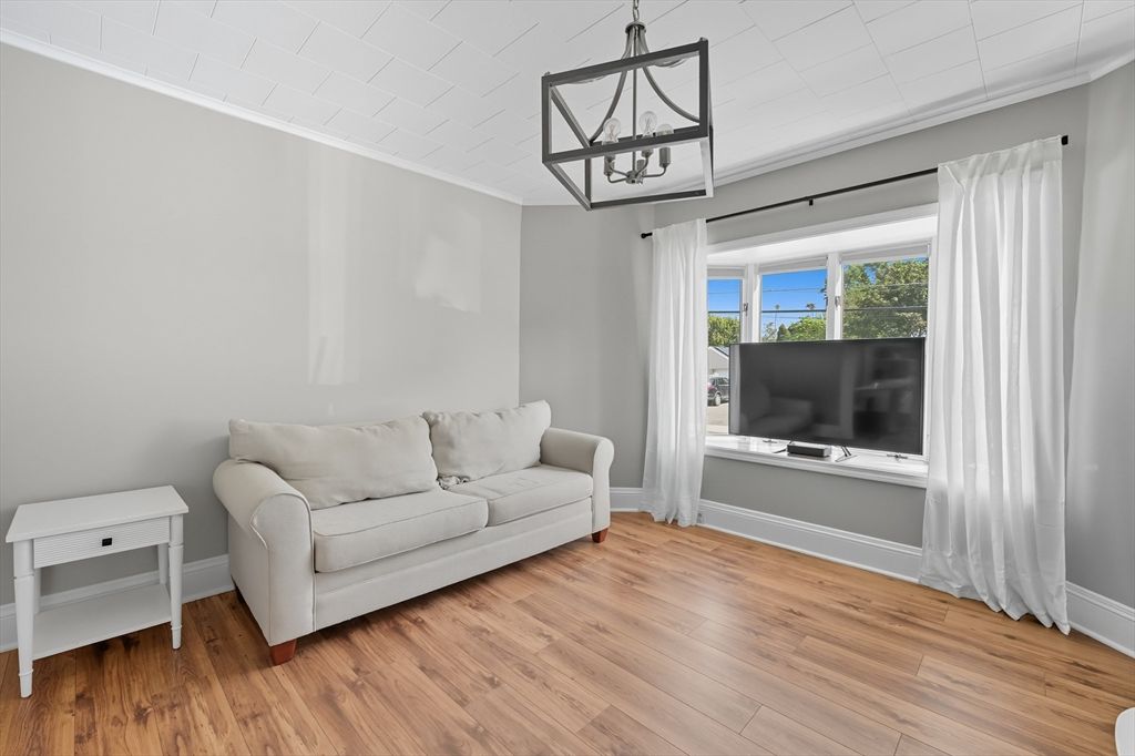 Interior, Pendant Lights, Wood Texture Flooring