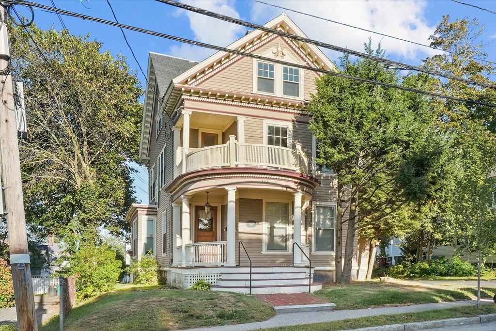 Exterior, Facade, Queen Anne Victorian