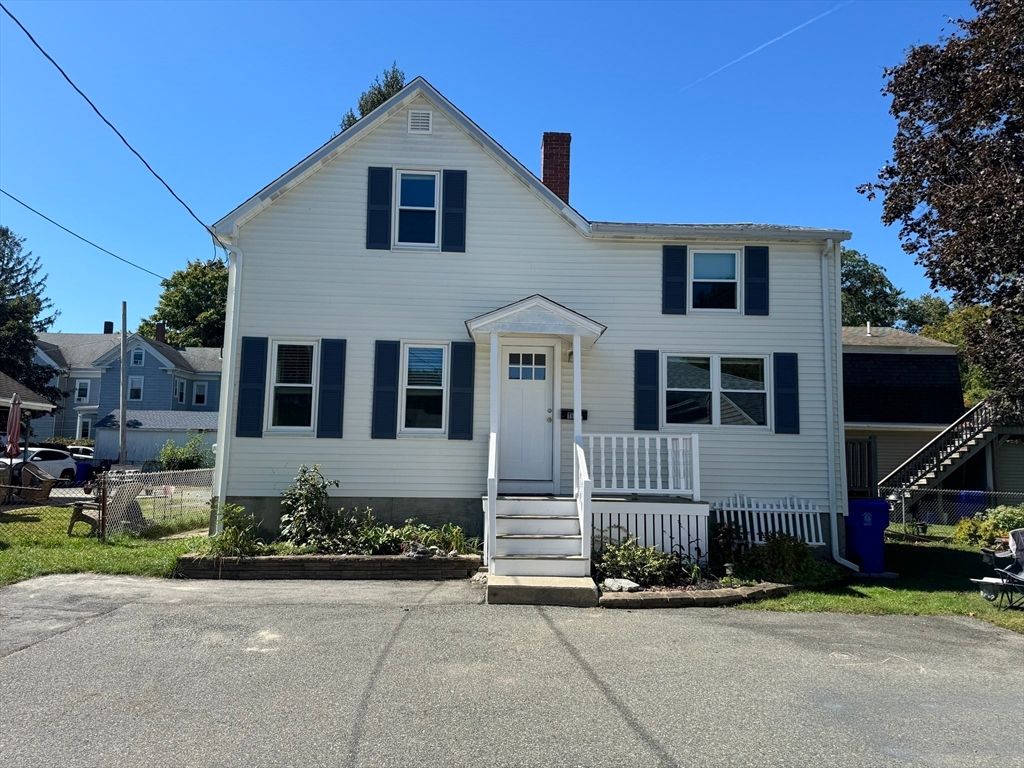 Exterior, Facade, Raised Ranch
