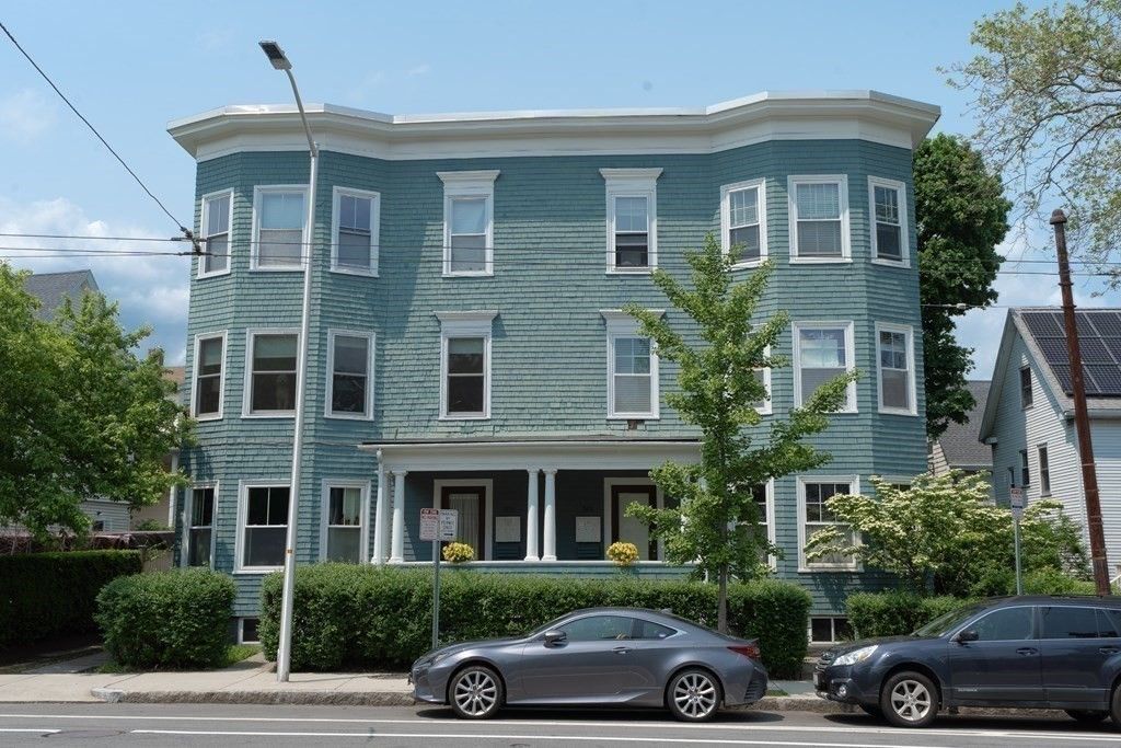 Exterior, Facade, Solar Panels, Rowhouse