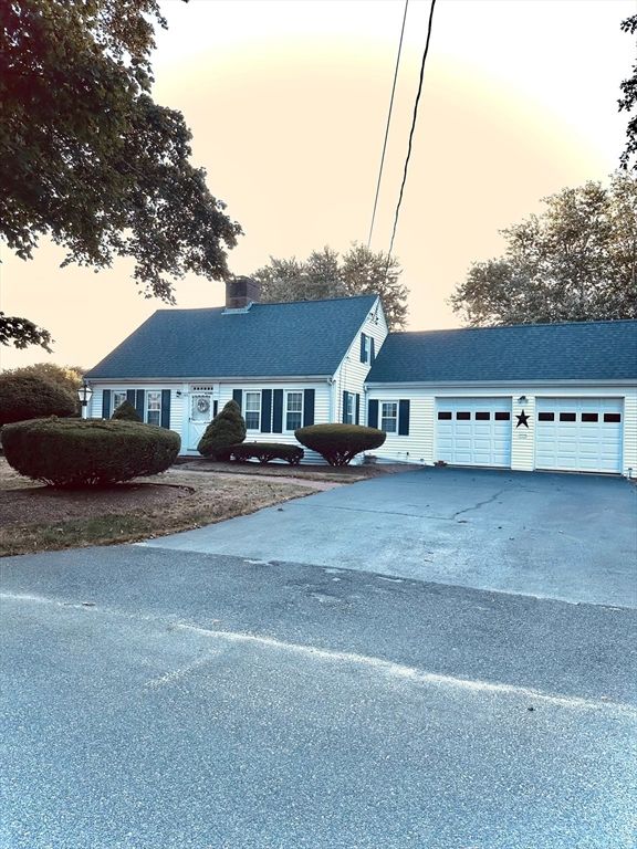 Attached, Exterior, Facade, Cape Cod