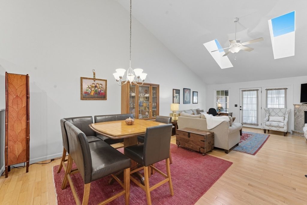 Chandelier, Dining room, Interior, Living room, Pendant Lights, Wood Texture Flooring
