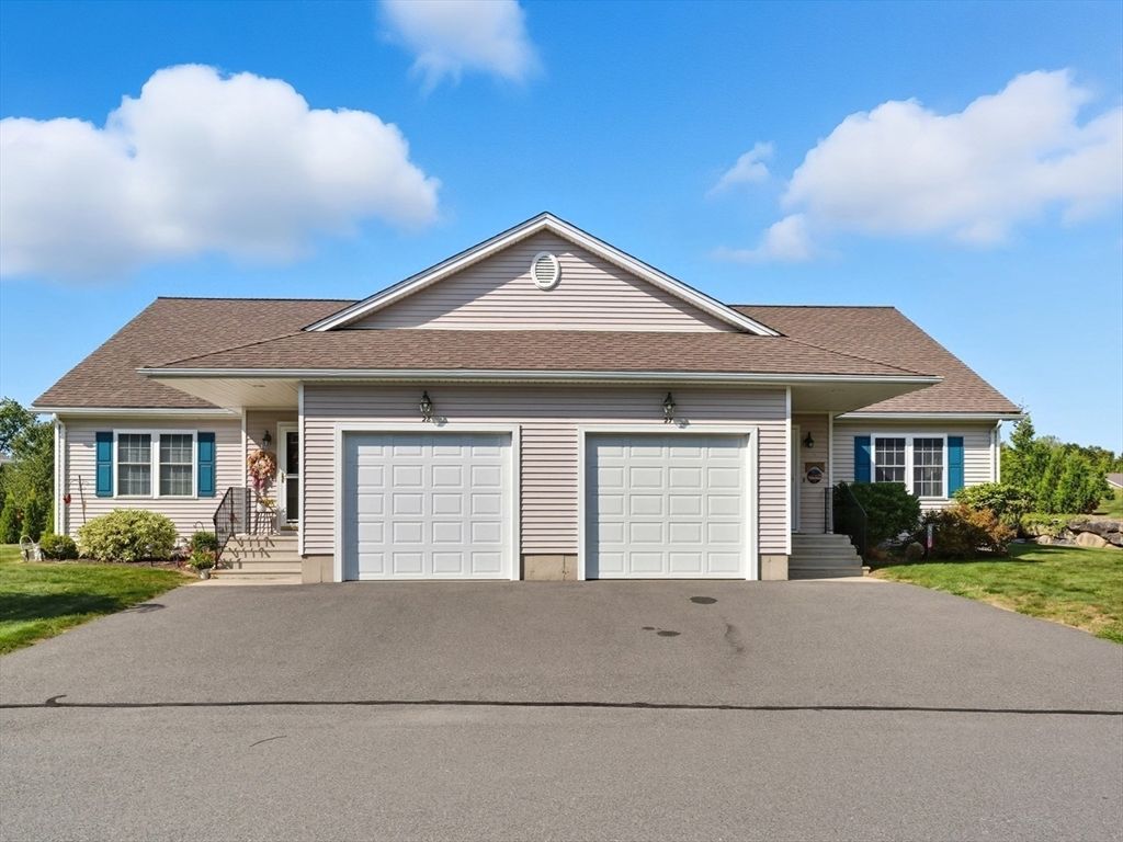Attached, Exterior, Facade, Ranch