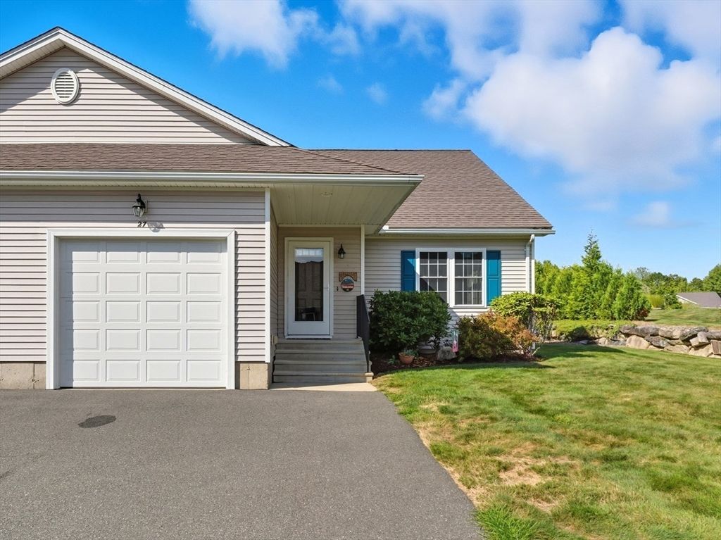 Attached, Exterior, Facade, Ranch