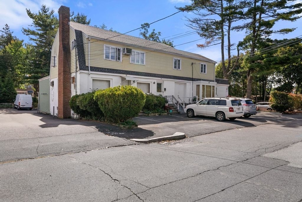 Exterior, Facade, Rowhouse