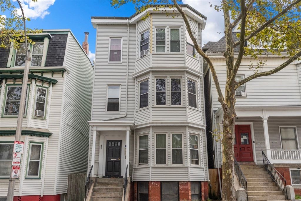 Exterior, Facade, Rowhouse