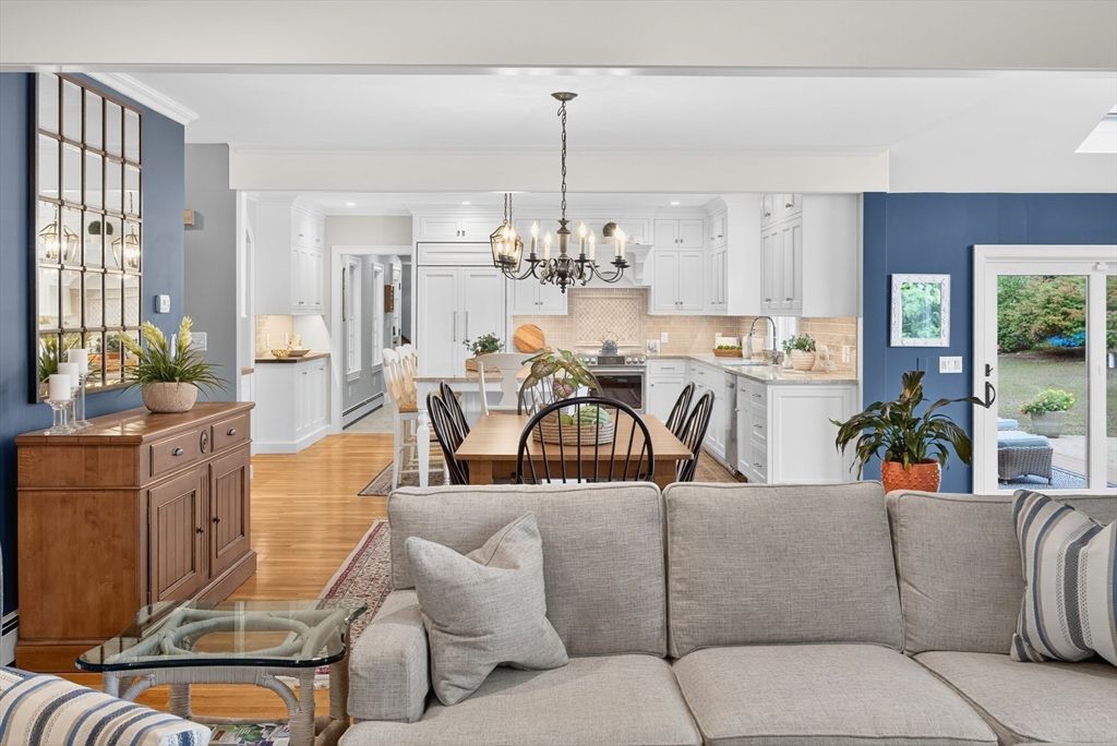 Chandelier, Dining room, Interior, Kitchen, Living room, Recessed Lighting, Wood Texture Flooring