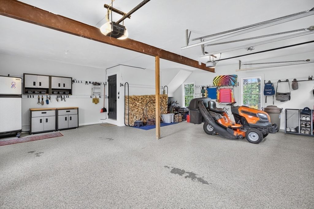 Garage, Interior, Wooden Beams