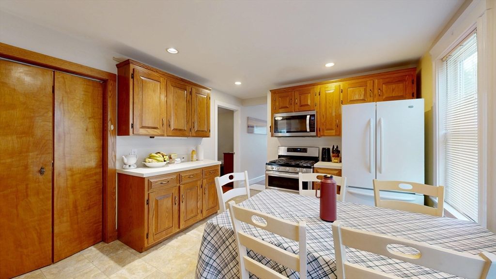 Dining room, Interior, Kitchen, Recessed Lighting, Stainless Steel Appliances