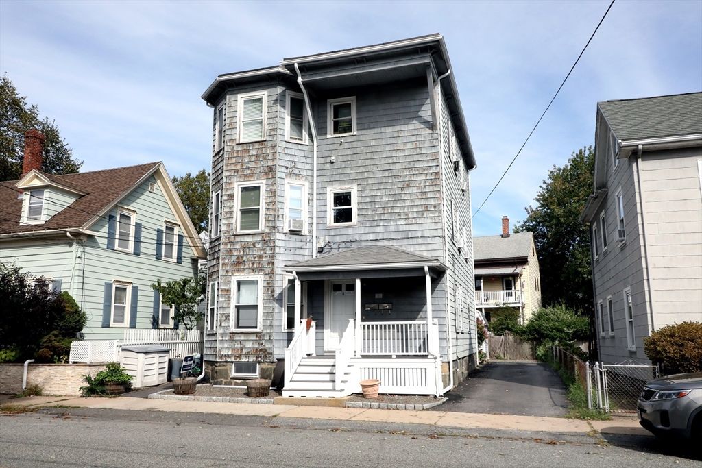 Exterior, Facade, Rowhouse