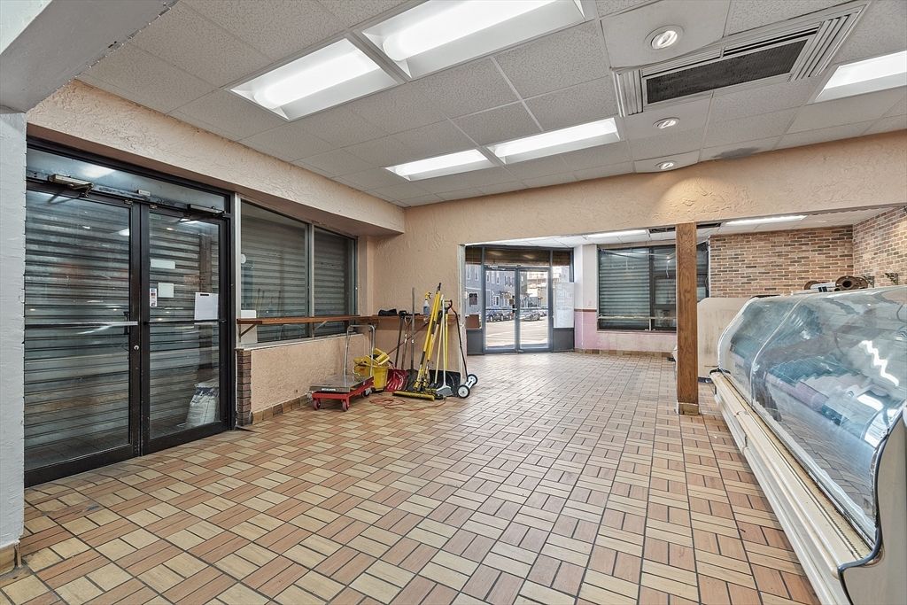 Fitness Equipment, Interior, Recessed Lighting, Stone Walls