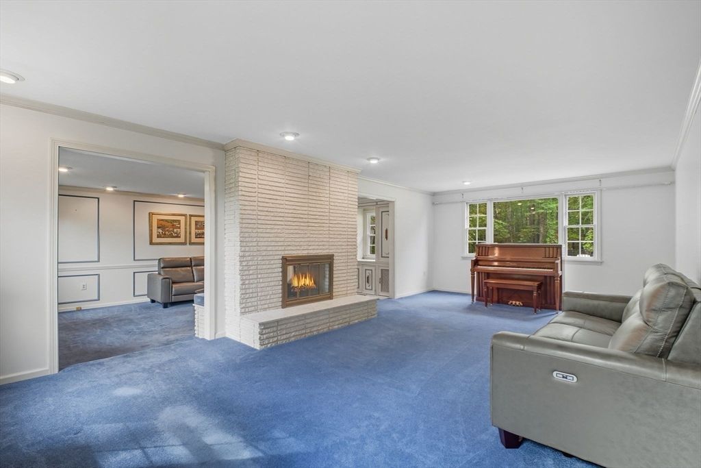 Fireplace, Interior, Living room, Piano, Recessed Lighting