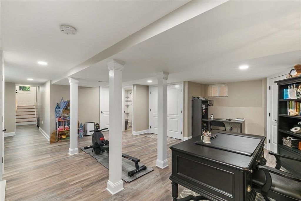 Fitness Equipment, Interior, Recessed Lighting, Wood Texture Flooring