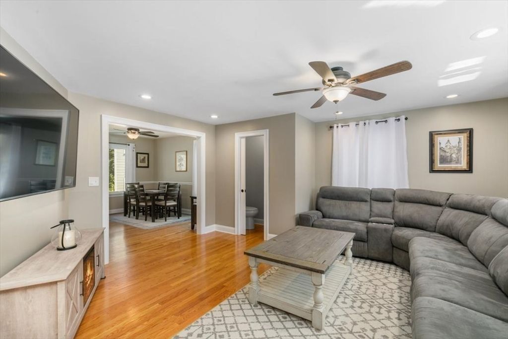 Dining room, Interior, Living room, Recessed Lighting, Wood Texture Flooring