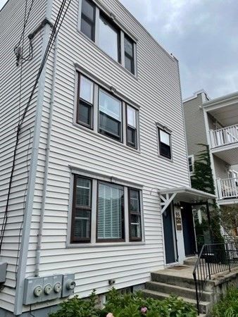 Exterior, Facade, Rowhouse