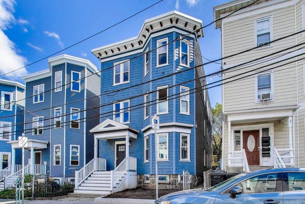 Exterior, Facade, Rowhouse
