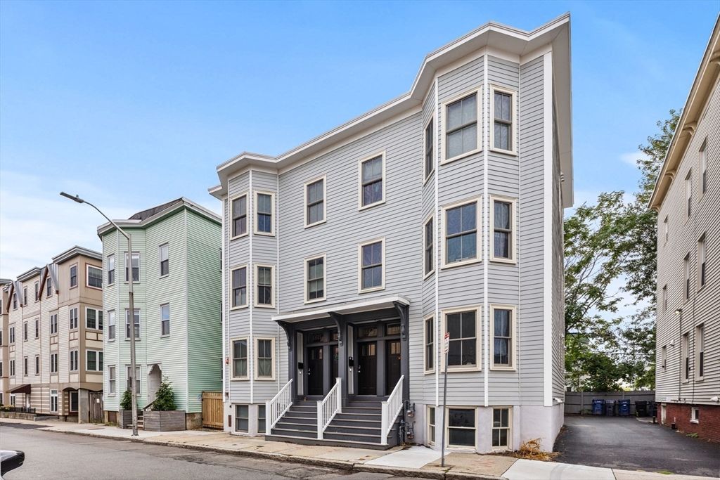 Exterior, Facade, Rowhouse