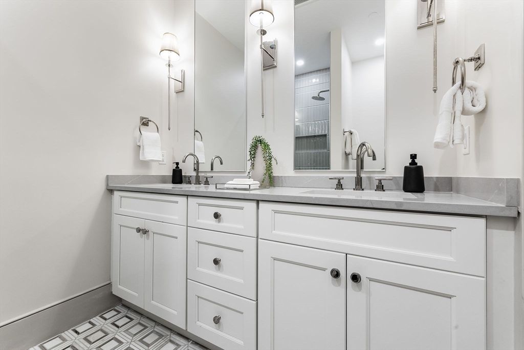Bathroom, Dual Sink Vanities, Interior, Recessed Lighting