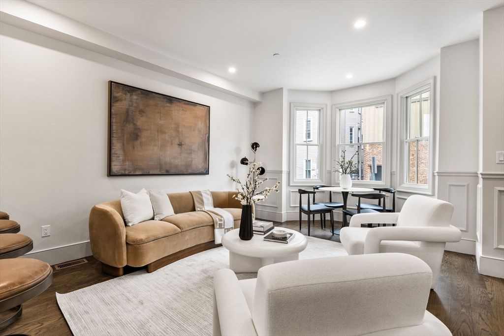 Dining room, Interior, Living room, Recessed Lighting, Wood Texture Flooring