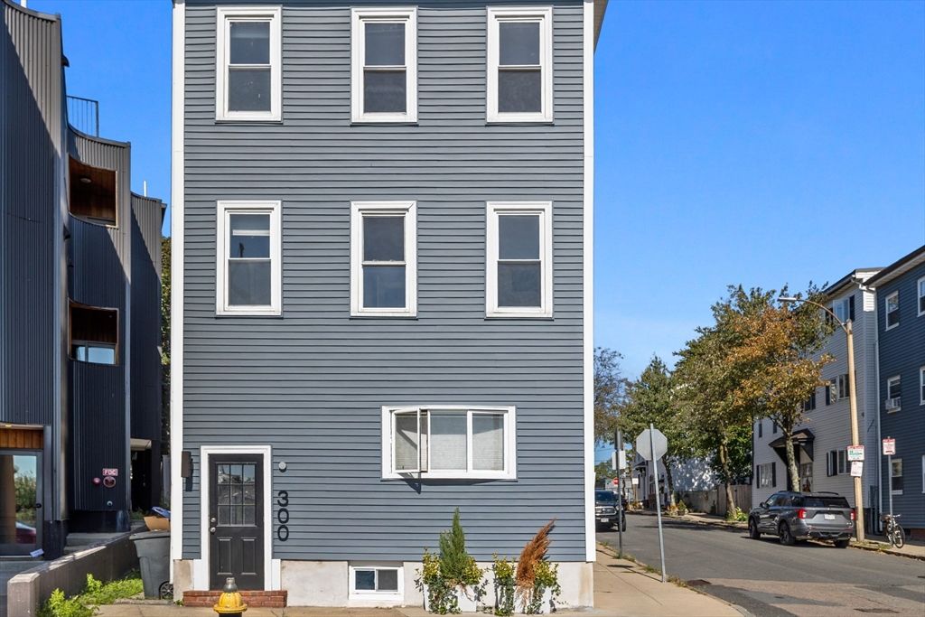 Exterior, Facade, Rowhouse