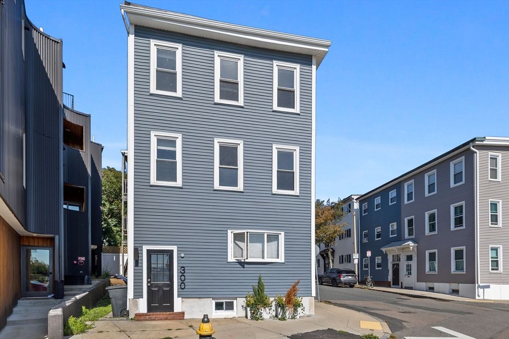 Exterior, Facade, Rowhouse