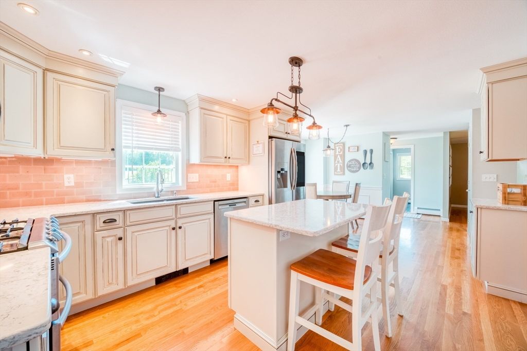 Dining room, Interior, Kitchen, Pendant Lights, Recessed Lighting, Stainless Steel Appliances, Wood Texture Flooring