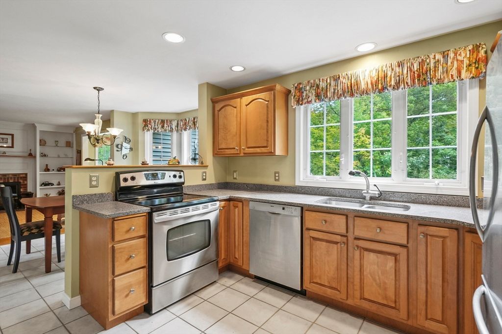 Chandelier, Dining room, Interior, Kitchen, Recessed Lighting, Stainless Steel Appliances