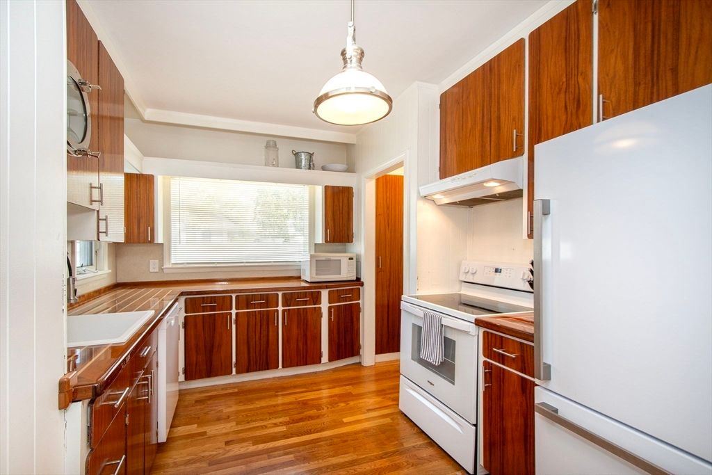 Interior, Kitchen, Pendant Lights, Wood Texture Flooring